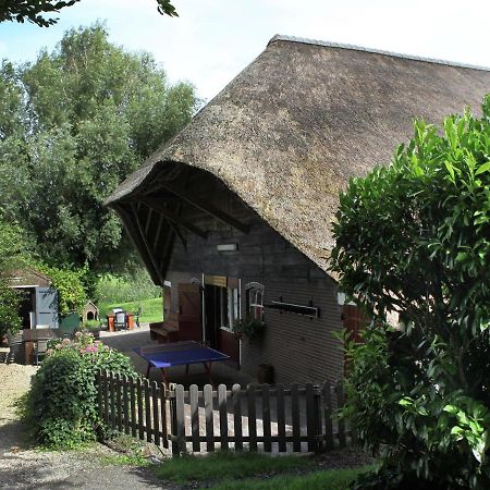 Quaint Farmhouse Near River In Oosterwijk ليردام المظهر الخارجي الصورة
